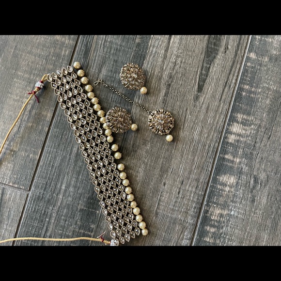 Choker set with earrings and tikka - Picture 6 of 6